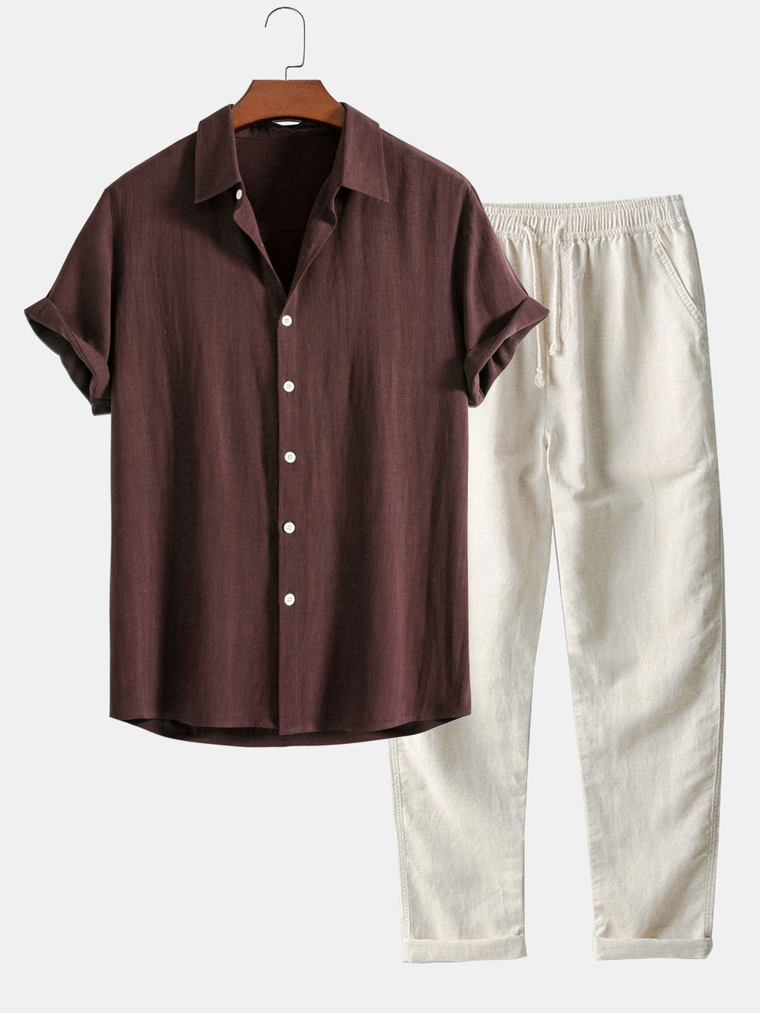 Un ensemble chic et décontracté composé d'une chemise à manches courtes de couleur bordeaux, avec des boutons blancs, et d'un pantalon beige clair à la coupe moderne, parfait pour un look estival à la fois élégant et confortable.