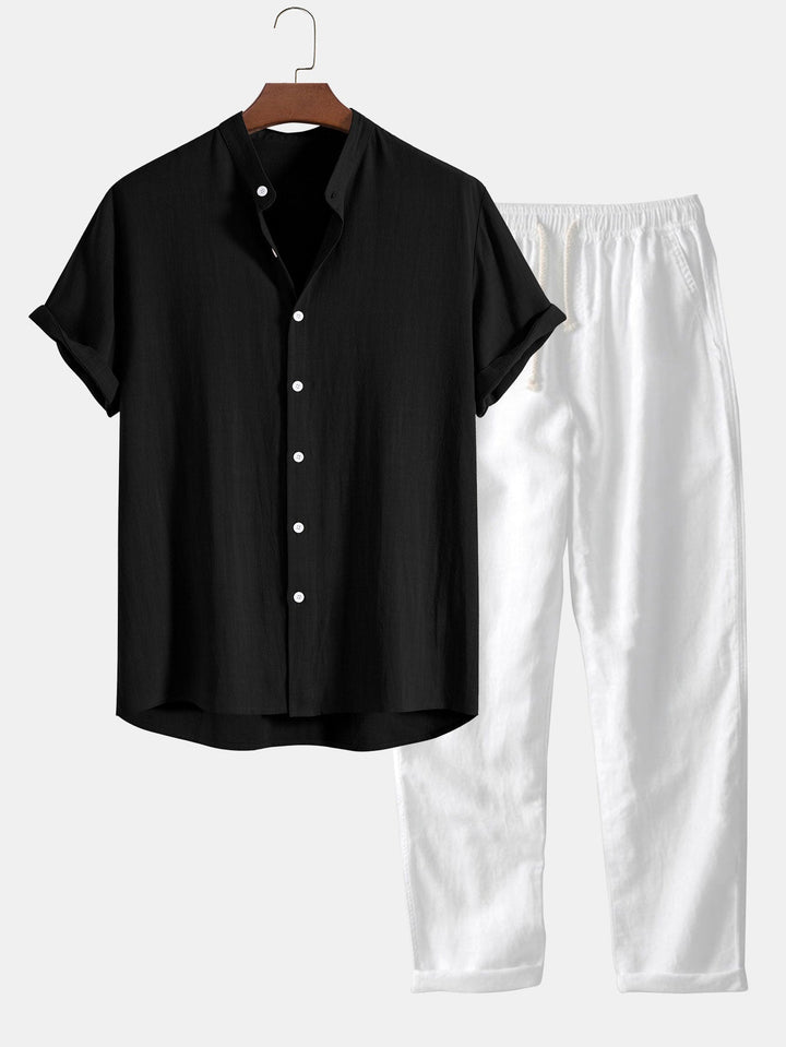 Un ensemble élégant composé d'une chemise noire à boutons blancs et d'un pantalon blanc décontracté, parfait pour les journées estivales. Ce duo est idéal pour un look à la fois chic et confortable.