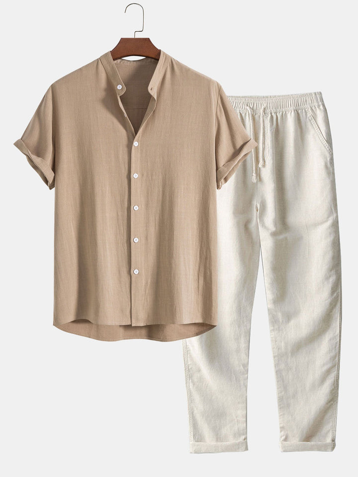 Ensemble estival composé d'une chemise beige à manches courtes, avec des boutons blancs et un col minimaliste, associée à un pantalon beige clair à taille élastique. Un look à la fois chic et décontracté pour les journées chaudes.
