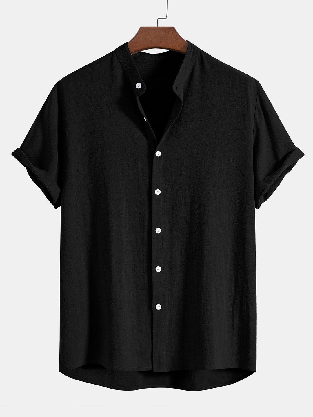 Chemise noire à manches courtes avec des boutons blancs et un col minimaliste. Un modèle élégant et intemporel, parfait pour un look chic et décontracté lors des journées estivales.