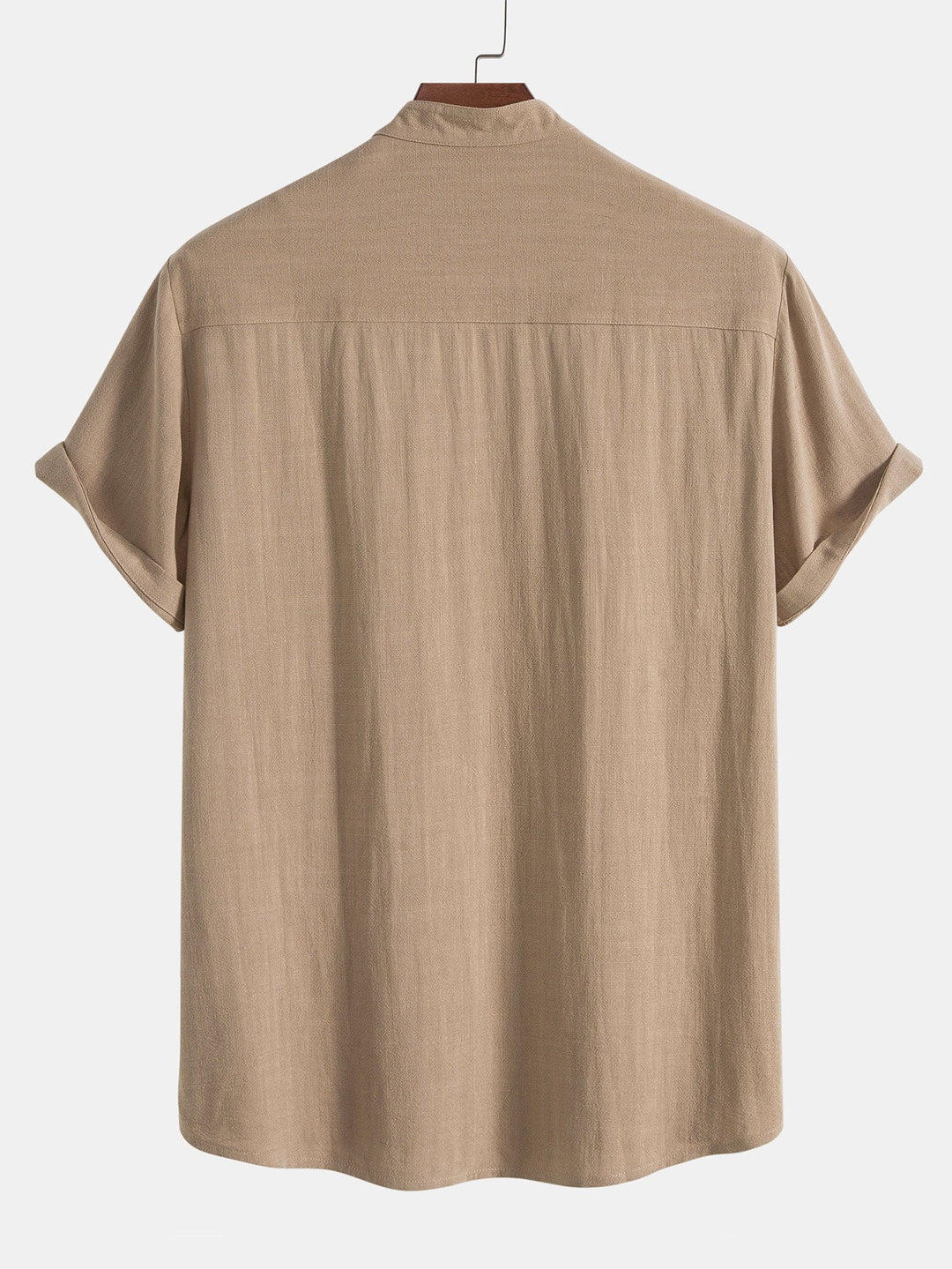 Chemise d'été élégante et légère de couleur beige, avec des manches courtes roulées et un col minimaliste. Un choix parfait pour un look décontracté et stylé pendant les journées chaudes.