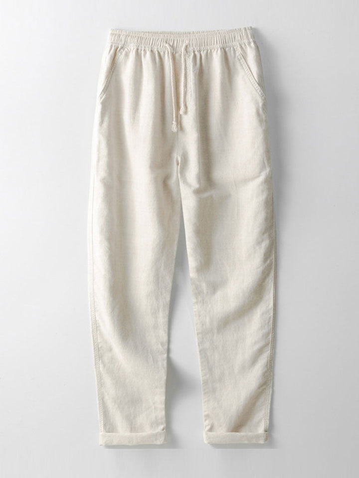 Pantalon léger et confortable de couleur beige clair, avec une taille élastique et des poches latérales. Parfaitement adapté pour compléter un look décontracté et élégant pour l'été.
