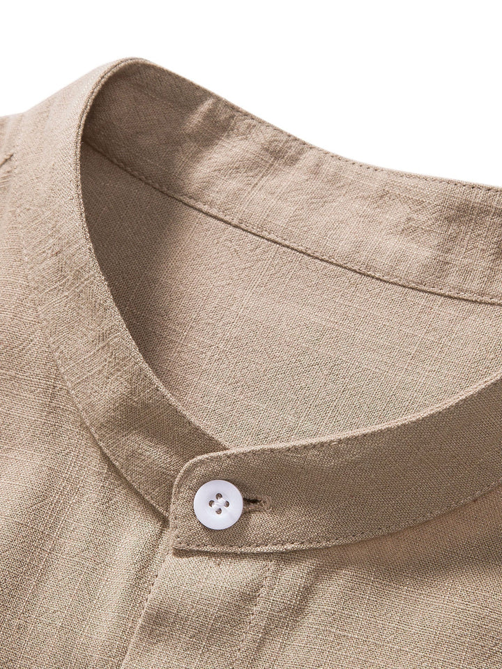 Zoom sur le col minimaliste de la chemise beige, avec un bouton blanc discret, offrant une finition élégante et moderne pour un look estival chic et décontracté.
