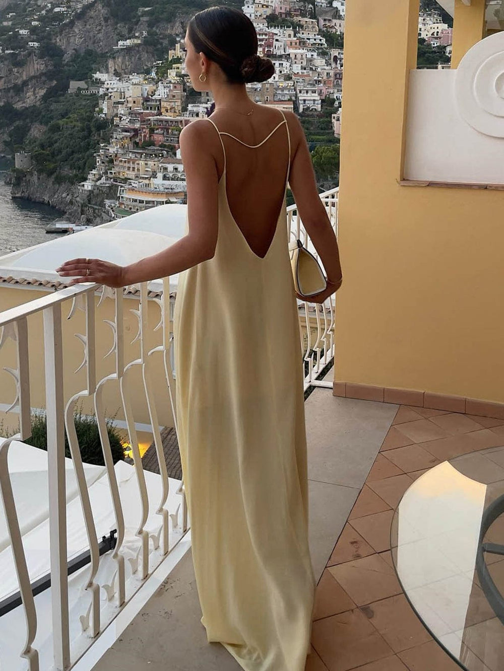 Robe nuisette dos nu Barbara pour femme, luxueuse et tendance. Cette robe longue, d'un doux jaune pâle, offre un dos nu élégant et une coupe fluide qui sublime la silhouette. Parfaite pour une soirée chic en bord de mer ou un événement spécial, elle combine simplicité et raffinement.