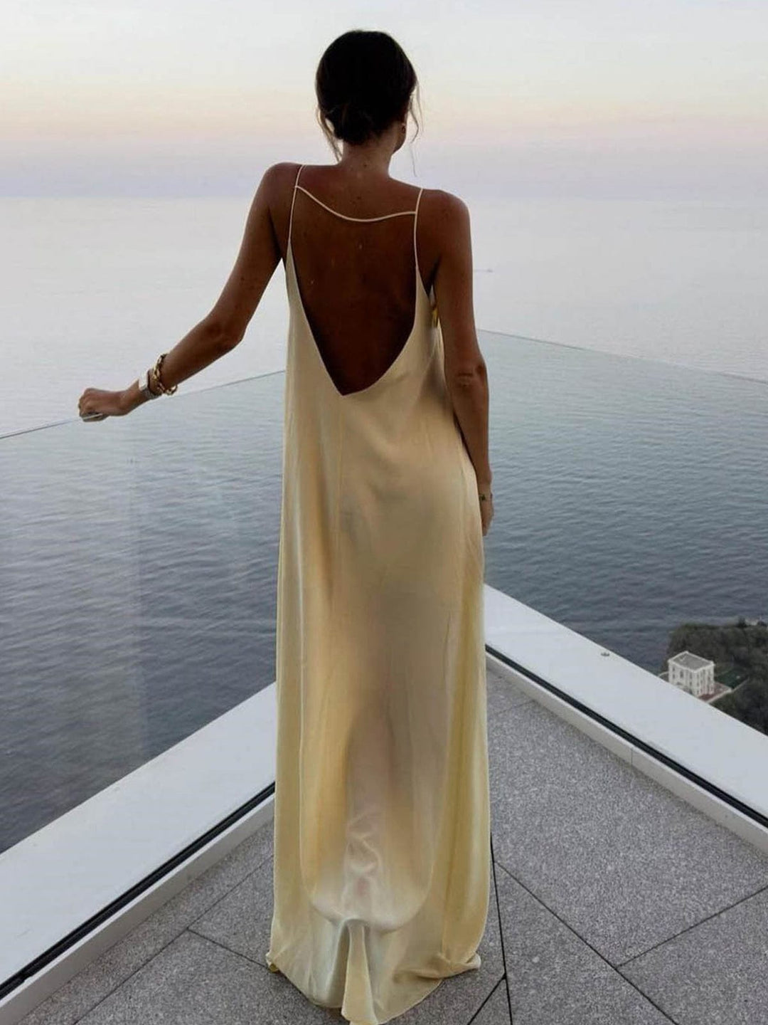 Robe nuisette dos nu Barbara pour femme, luxueuse et tendance. Cette robe longue, fluide et élégante de couleur jaune pâle, avec son dos nu sensuel, crée une silhouette raffinée et chic. Parfaite pour une soirée en bord de mer ou un événement élégant, elle combine confort et sophistication.