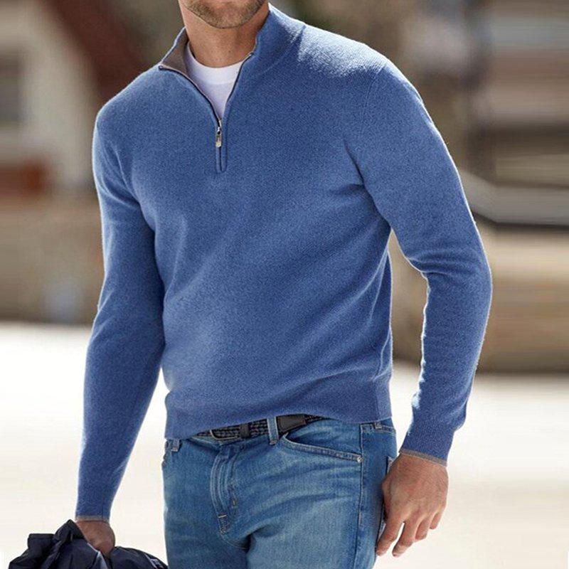 Homme portant le pull zippé pour hommes Basile en maille bleue, coupe moderne avec col montant et demi-zip, associé à un jean pour un style casual chic.