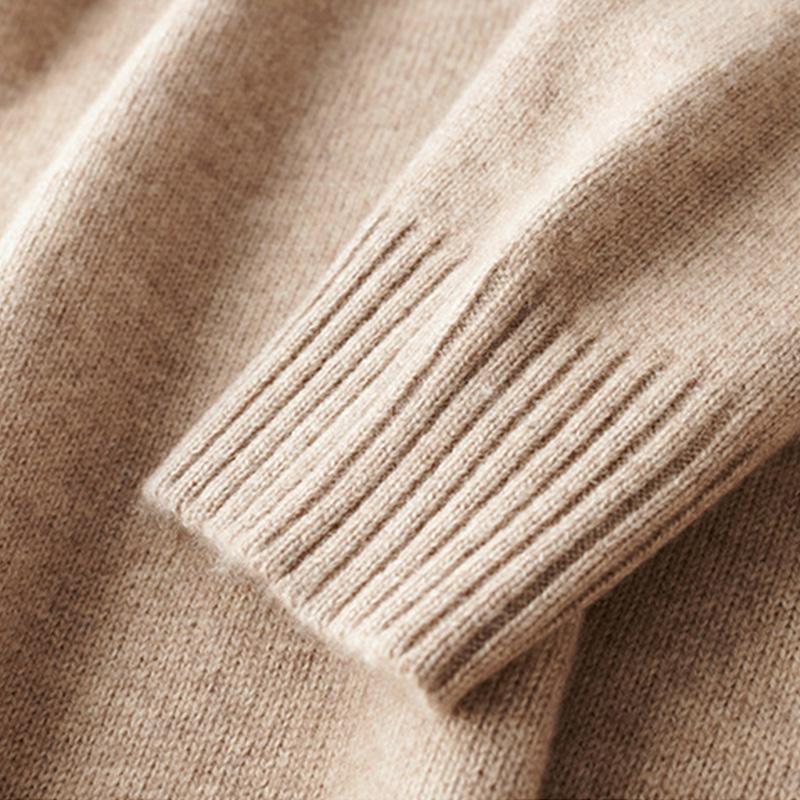 Gros plan sur le poignet côtelé du pull zippé pour hommes Basile en maille beige, mettant en avant la finition soignée et la texture douce du tissu.