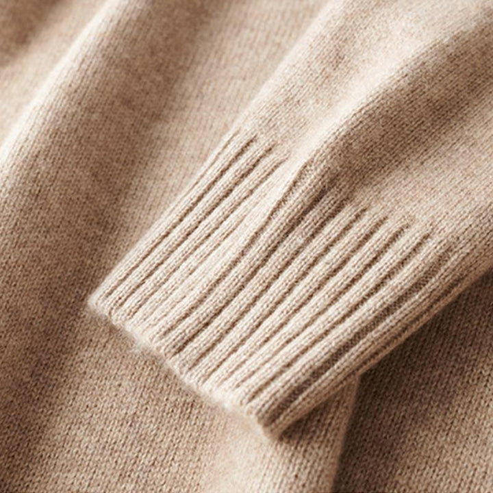 Gros plan sur le poignet côtelé du pull zippé pour hommes Basile en maille beige, mettant en avant la finition soignée et la texture douce du tissu.