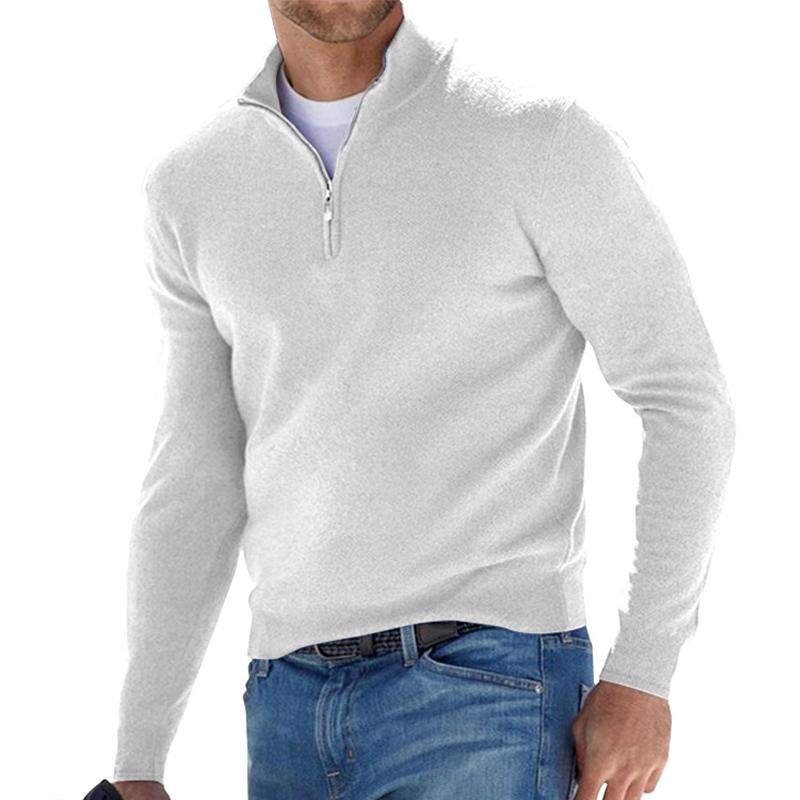 Homme portant le pull zippé pour hommes Basile en maille blanche, coupe moderne avec col montant et demi-zip, assorti à un jean pour un look casual élégant.