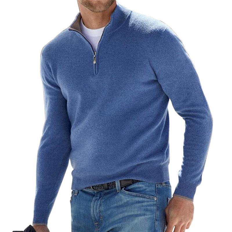 Homme portant le pull zippé pour hommes Basile en maille bleu chiné, coupe moderne avec col montant et demi-zip, porté avec un jean pour un style décontracté chic.