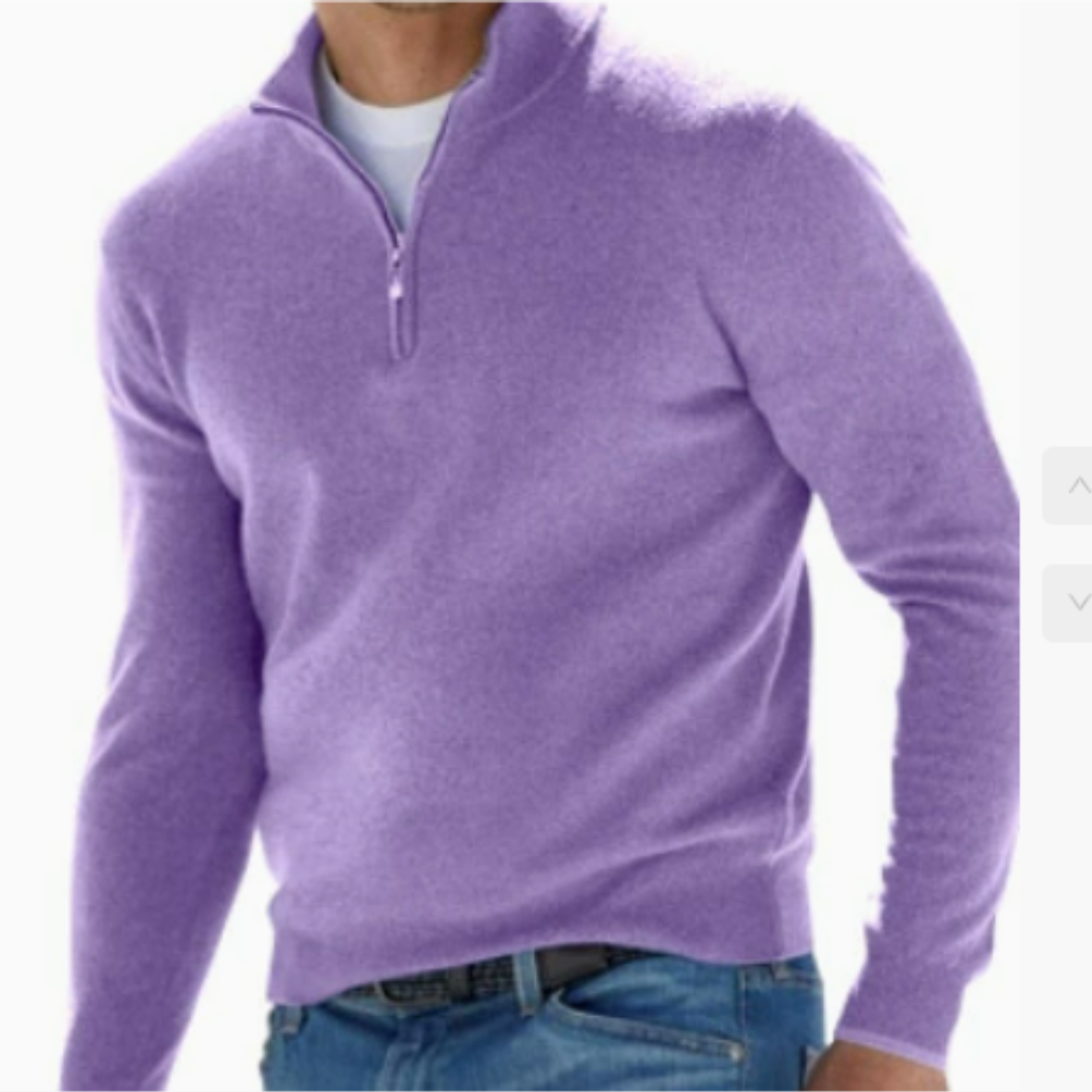 Homme portant le pull zippé pour hommes Basile en maille violette, coupe moderne avec col montant et demi-zip, porté avec un jean pour un style casual élégant.