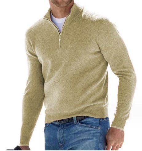 Homme portant le pull zippé pour hommes Basile en maille vert olive, coupe moderne avec col montant et demi-zip, porté avec un jean pour un style décontracté élégant.