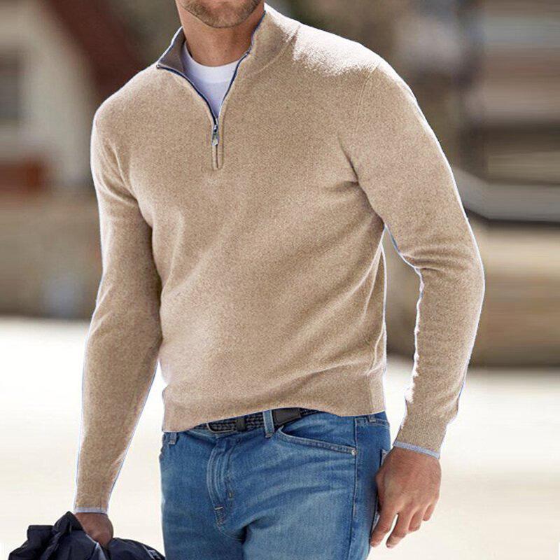 Homme portant le pull zippé pour hommes Basile en maille beige sable, coupe moderne avec col montant et demi-zip, associé à un jean pour un look casual chic.