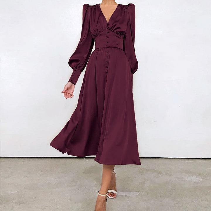 Robe en bordeaux, à manches longues et bouffantes, avec un décolleté en V, des boutons sur le devant et une coupe fluide, parfaite pour des soirées élégantes et des événements formels.