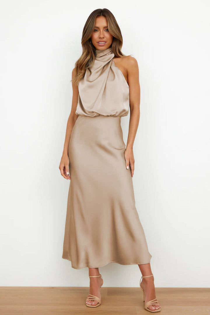 Robe Bliss midi satinée pour femme, dos nu élégant et coupe moderne adaptée aux soirées habillées.