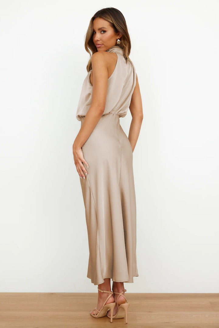 Robe Bliss midi satinée pour femme, dos nu élégant et coupe moderne adaptée aux soirées habillées.