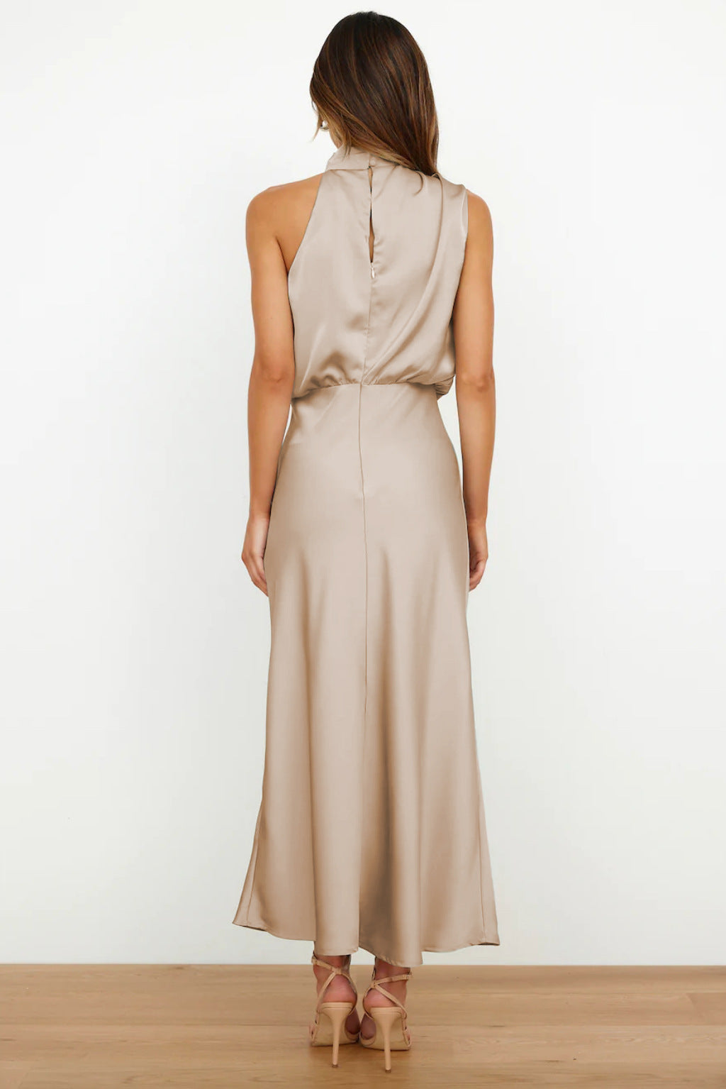 Robe Bliss midi satinée pour femme, dos nu élégant et coupe moderne adaptée aux soirées habillées.