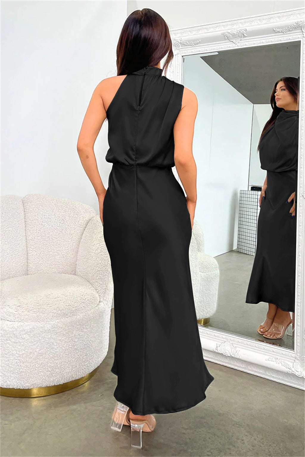 Robe Bliss midi satinée pour femme, dos nu élégant et coupe moderne adaptée aux soirées habillées.