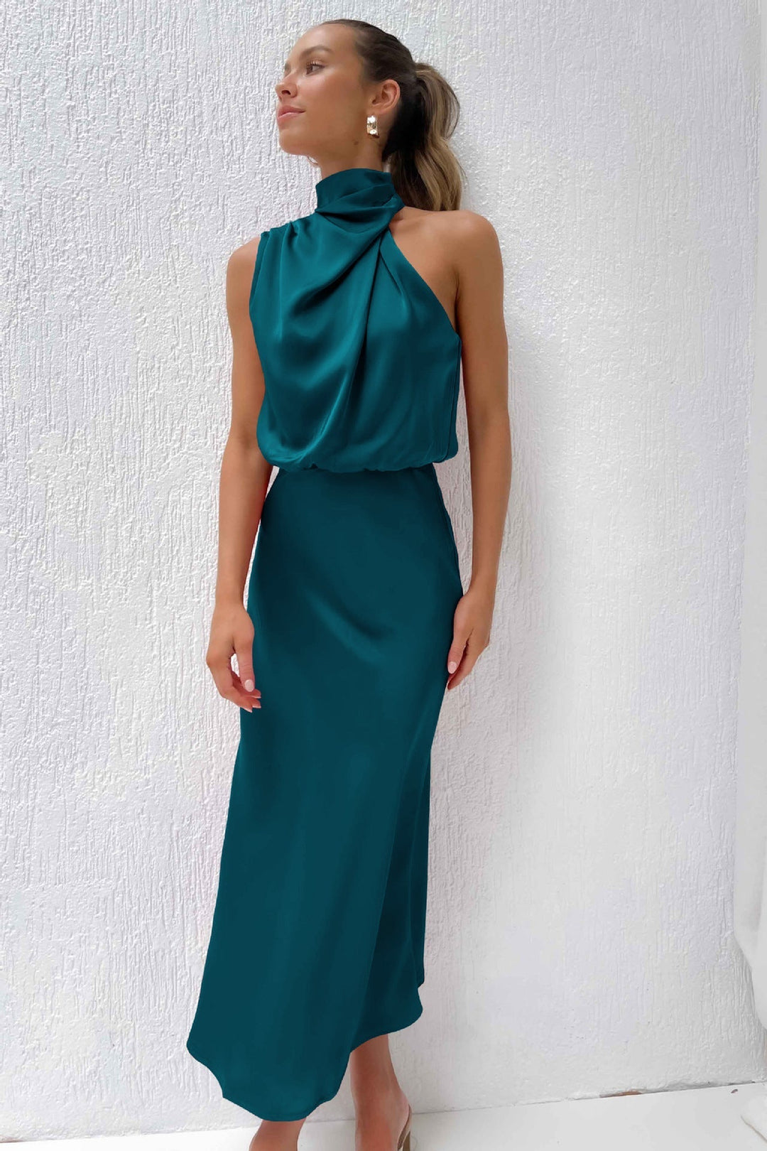 Robe Bliss midi satinée pour femme, dos nu élégant et coupe moderne adaptée aux soirées habillées.