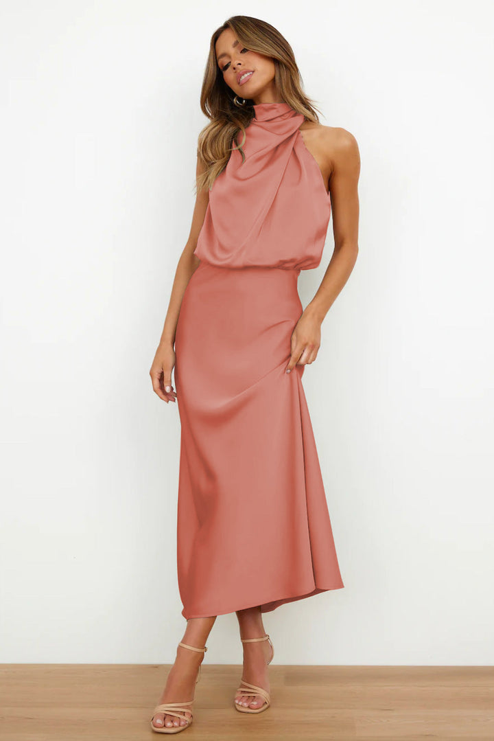 Robe Bliss midi satinée pour femme, dos nu élégant et coupe moderne adaptée aux soirées habillées.