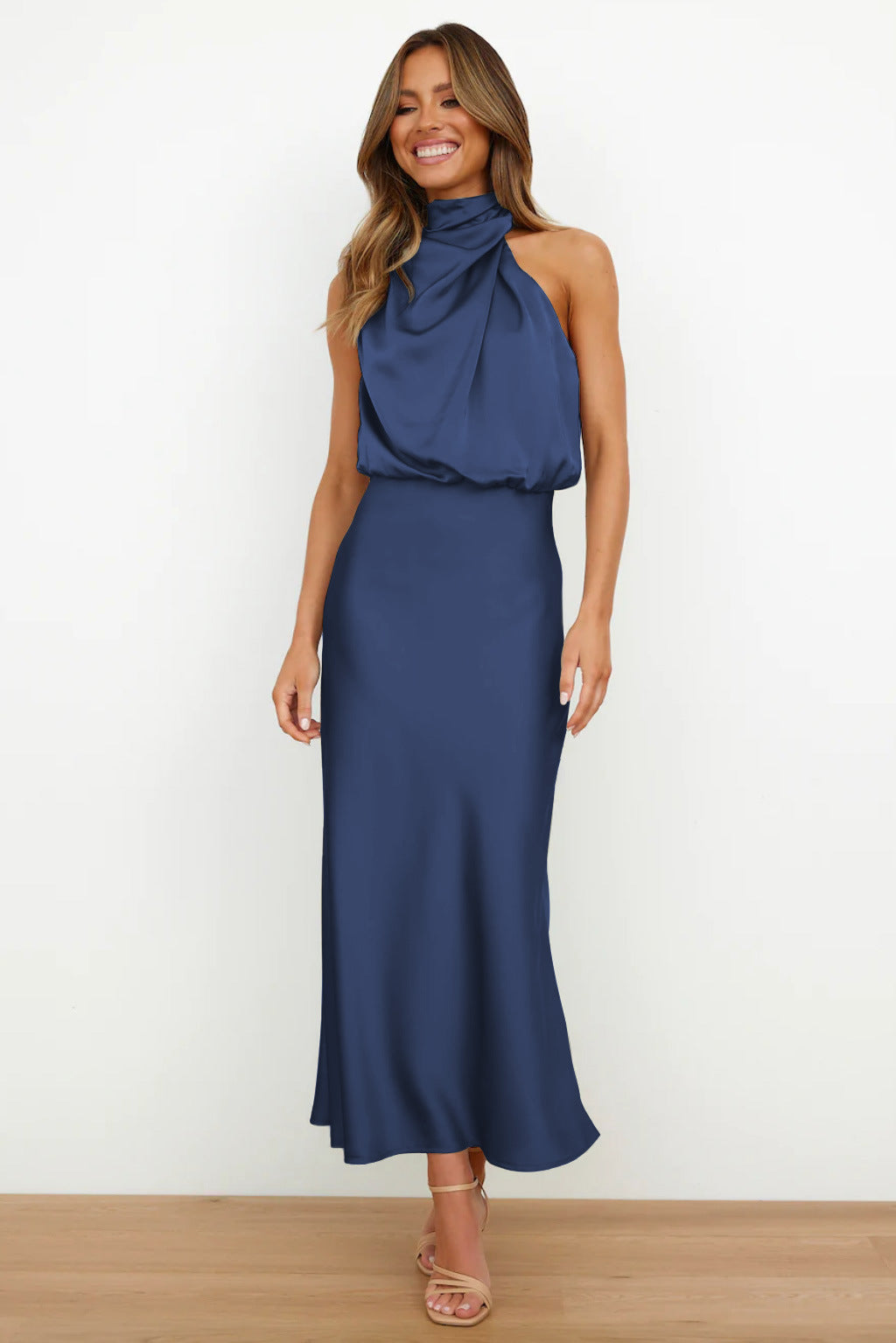 Robe Bliss midi satinée pour femme, dos nu élégant et coupe moderne adaptée aux soirées habillées.