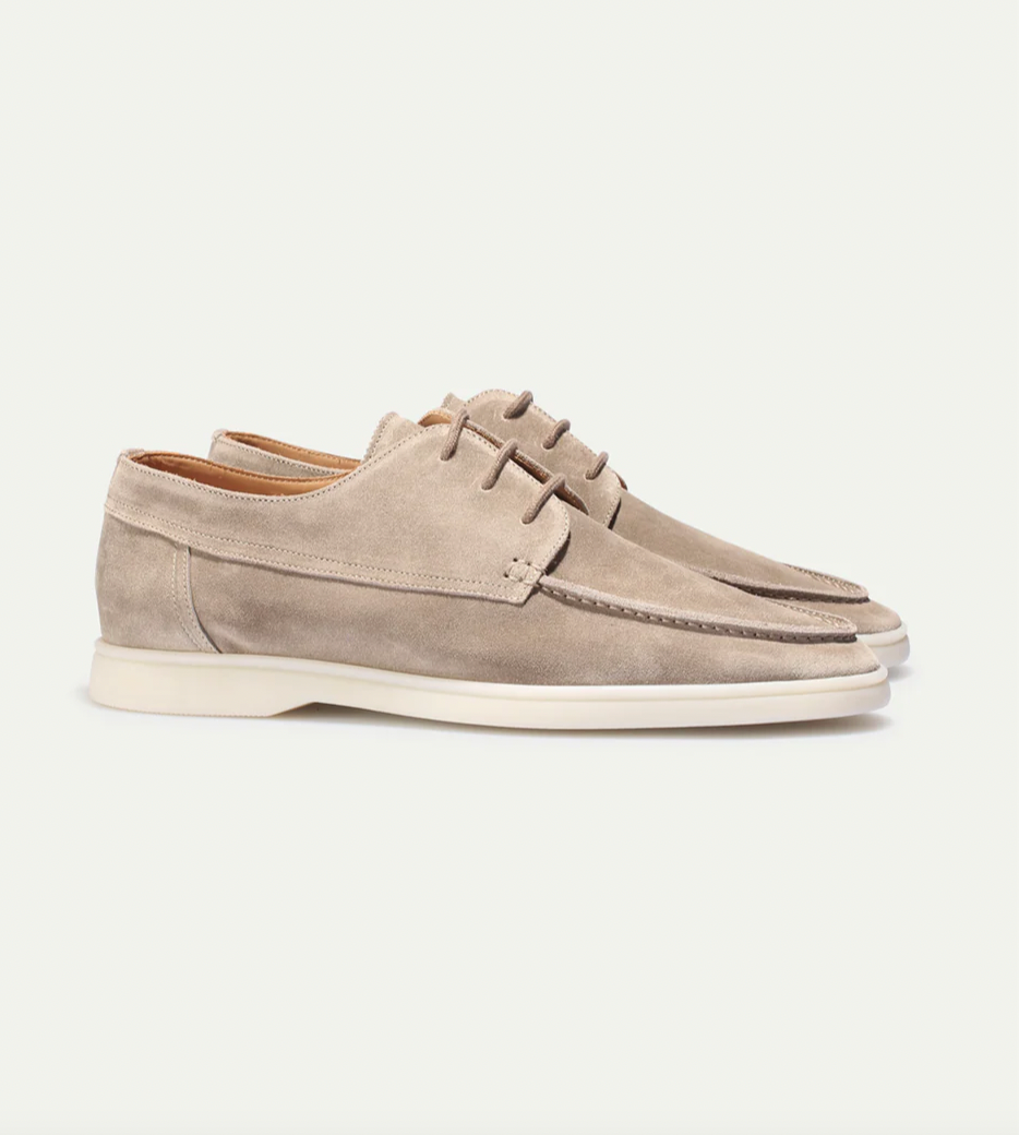 Paire de mocassins classiques pour hommes Boniface en daim beige, avec lacets et semelle claire, présentée de profil sur fond blanc.