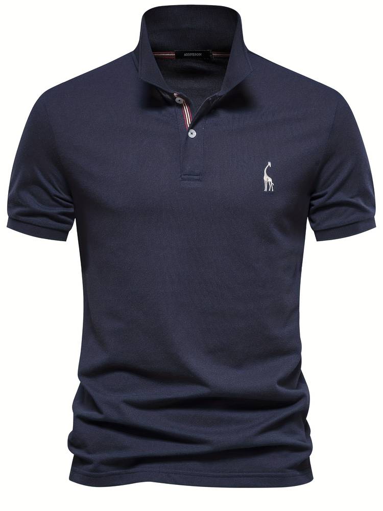 Polo homme de coupe slim, couleur bleu marine, avec un col classique et un logo de girafe brodé sur la poitrine. Ce modèle élégant et moderne offre une silhouette ajustée, parfait pour un look à la fois chic et décontracté.