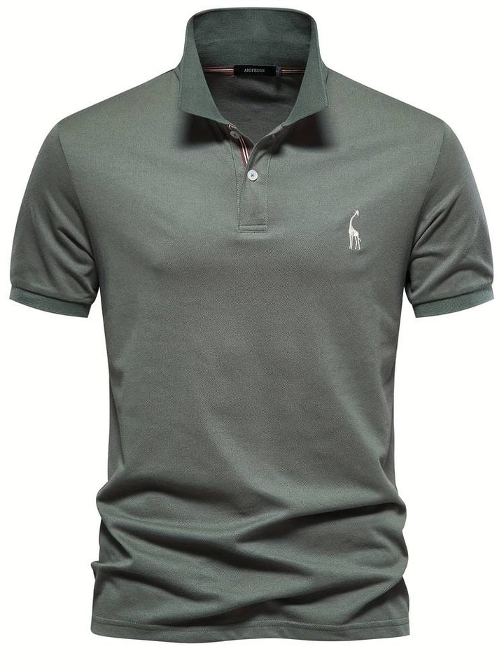 Polo homme de coupe slim, couleur vert olive, avec un col classique et un logo de girafe brodé sur la poitrine. Ce modèle allie confort et style moderne, parfait pour un look décontracté et tendance.