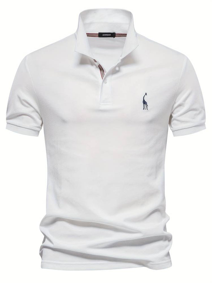 Polo homme de coupe slim, couleur blanche, avec un col classique et un logo de girafe brodé sur la poitrine. Ce modèle intemporel offre un style élégant et épuré, parfait pour des looks décontractés ou plus habillés selon l'occasion.