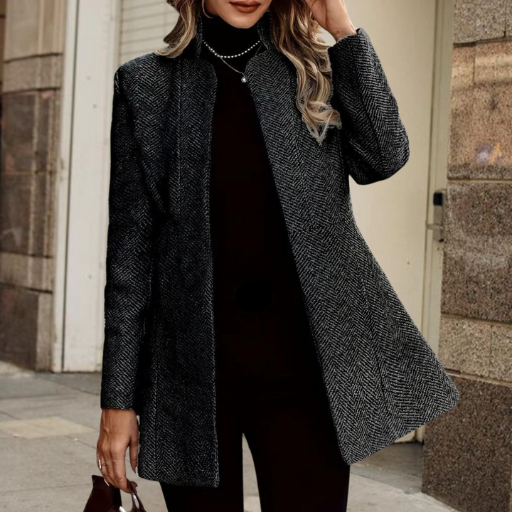 Margo | Blazer chic pour femme | Slim fit - Blazer slim fit à motif pied-de-poule, avec col montant et coupe élégante, porté avec une ceinture pour un look sophistiqué et moderne.