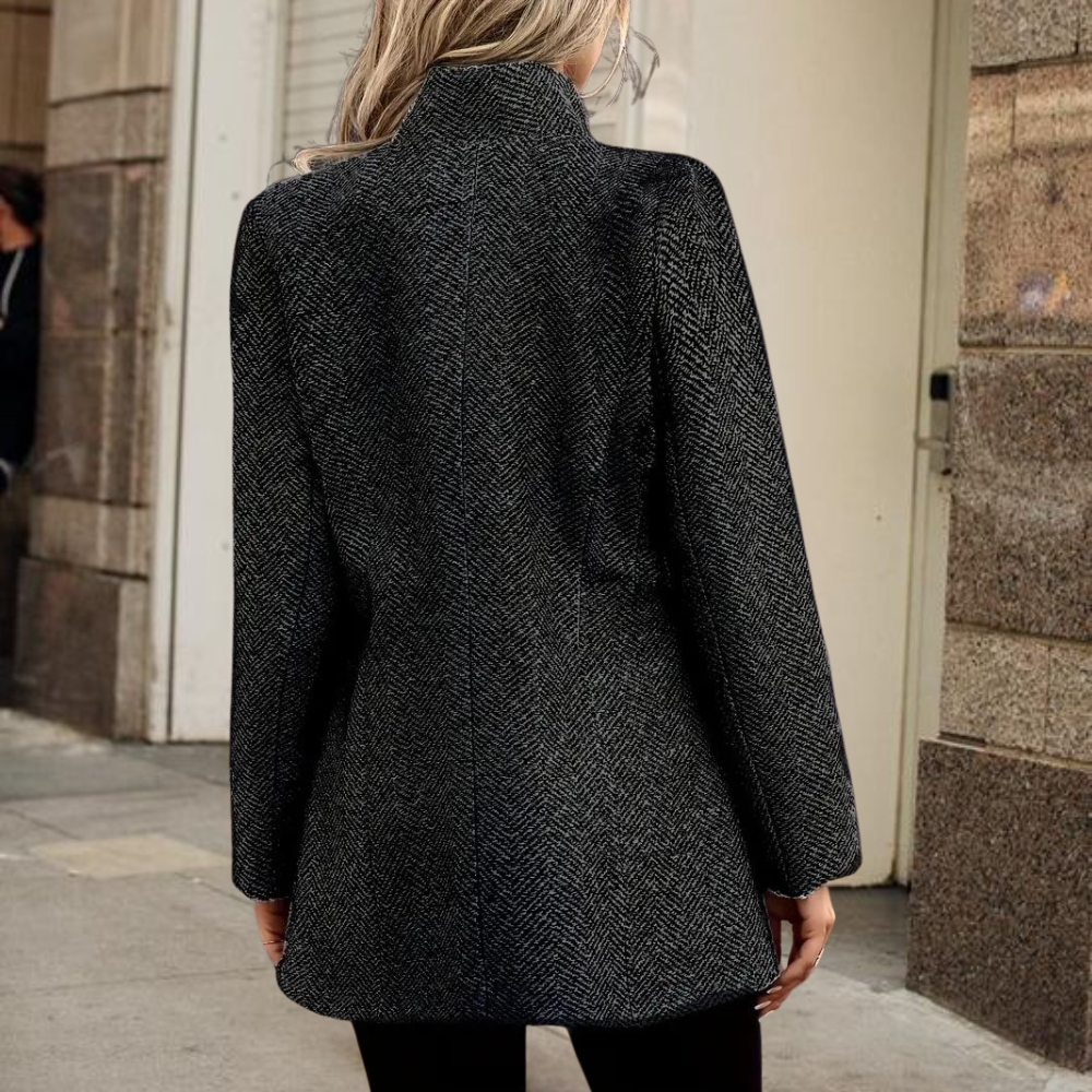 Margo | Blazer chic pour femme | Slim fit - Vue arrière d’un blazer slim à motif pied-de-poule, avec col montant élégant, offrant une coupe ajustée et moderne pour un look raffiné.