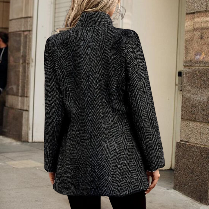 Margo | Blazer chic pour femme | Slim fit - Vue arrière d’un blazer slim à motif pied-de-poule, avec col montant élégant, offrant une coupe ajustée et moderne pour un look raffiné.