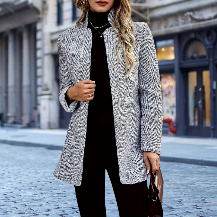 Margo | Blazer chic pour femme | Slim fit - Blazer élégant à coupe slim avec motif pied-de-poule, col montant et finition moderne, parfait pour un look sophistiqué et intemporel.