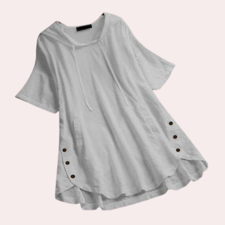 Chemisier long et ample Lina pour femme, au style moderne et décontracté. Ce modèle blanc à manches courtes, avec une capuche et des boutons sur les côtés, offre une coupe fluide et légère, parfaite pour un look confortable et épuré au quotidien.