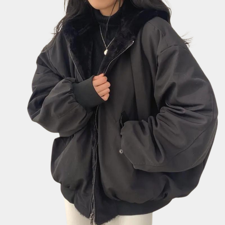 Manteau Olympe à capuche pour femme, doublure chaude et coupe enveloppante adaptée à l'hiver.
