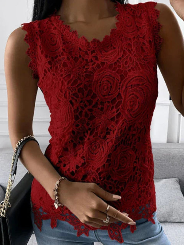 Top femme rouge bordeaux en dentelle florale, sans manches avec encolure en V festonnée, porté avec un jean.