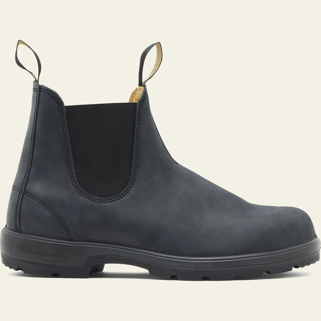 Vue latérale d'une paire de bottines noires pour femme en cuir lisse, présentant un design minimaliste et moderne. Les chaussures sont dotées d’un élastique latéral noir pour un enfilage facile, d’une semelle épaisse antidérapante et de languettes sur la tige pour plus de praticité. Parfaites pour un look chic et décontracté durant la saison automne-hiver.