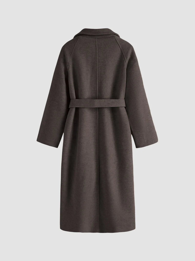 Manteau long Capucine pour femme, portée en situation