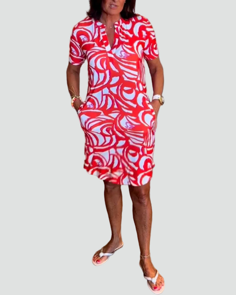 moderne avec des motifs géométriques rouges et blancs, parfaite pour un look estival décontracté. Idéale à porter avec des sandales pour une tenue légère et stylée.