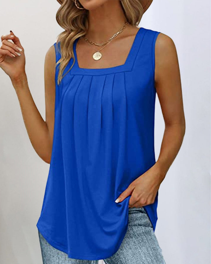 Débardeur femme Carrington bleu royal avec col carré, coupe moderne fluide et sans manches, détails plissés sur le devant, porté avec un jean.