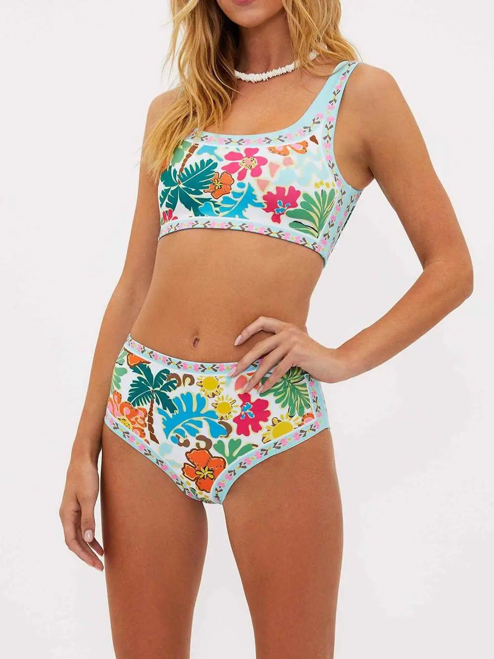 Bikini floral stretch pour femme, modèle Cassandre. Ensemble moderne avec un haut à bretelles et un bas taille haute, décoré de motifs floraux colorés sur fond clair. Parfait pour des journées ensoleillées et des moments de détente au bord de la mer.