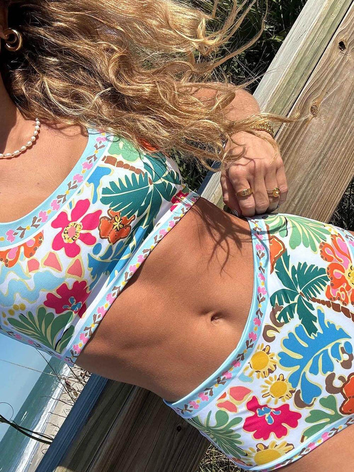 Détail du bikini floral stretch pour femme, modèle Cassandre. Haut à bretelles et bas taille haute avec des motifs floraux vibrants sur fond clair. Un look moderne et coloré, parfait pour profiter de la plage avec style.