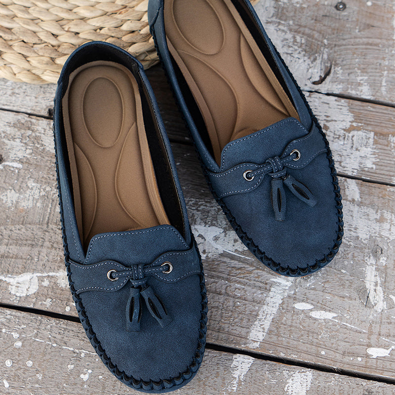 Vue de dessus des mocassins plats pour femmes en bleu marine, avec un nœud décoratif et une semelle intérieure confortable. Ce modèle élégant et pratique est parfait pour un look décontracté et moderne, alliant style et confort au quotidien.