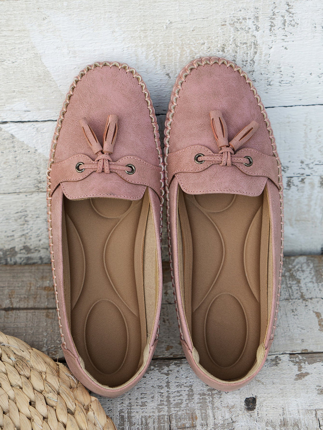 Vue de dessus des mocassins plats roses pour femmes, avec un nœud décoratif et une semelle intérieure confortable. Ce modèle élégant et moderne offre un style décontracté, parfait pour un look chic et pratique au quotidien.