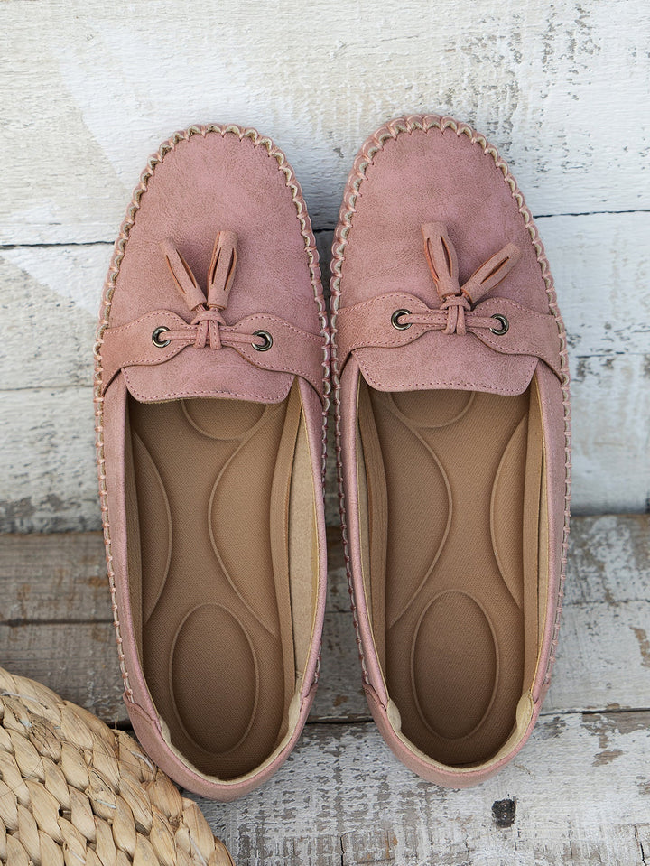 Vue de dessus des mocassins plats roses pour femmes, avec un nœud décoratif et une semelle intérieure confortable. Ce modèle élégant et moderne offre un style décontracté, parfait pour un look chic et pratique au quotidien.