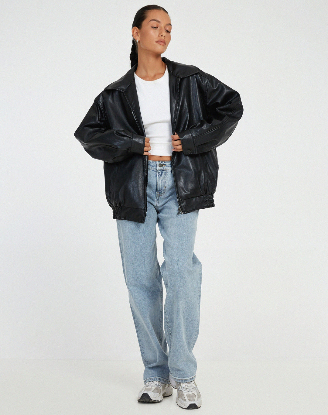 Veste oversize en PU pour femme, modèle Cécile. Veste en simili-cuir noir à la coupe ample, portée avec un t-shirt blanc et un jean décontracté. Un look moderne et stylé, parfait pour l'hiver.