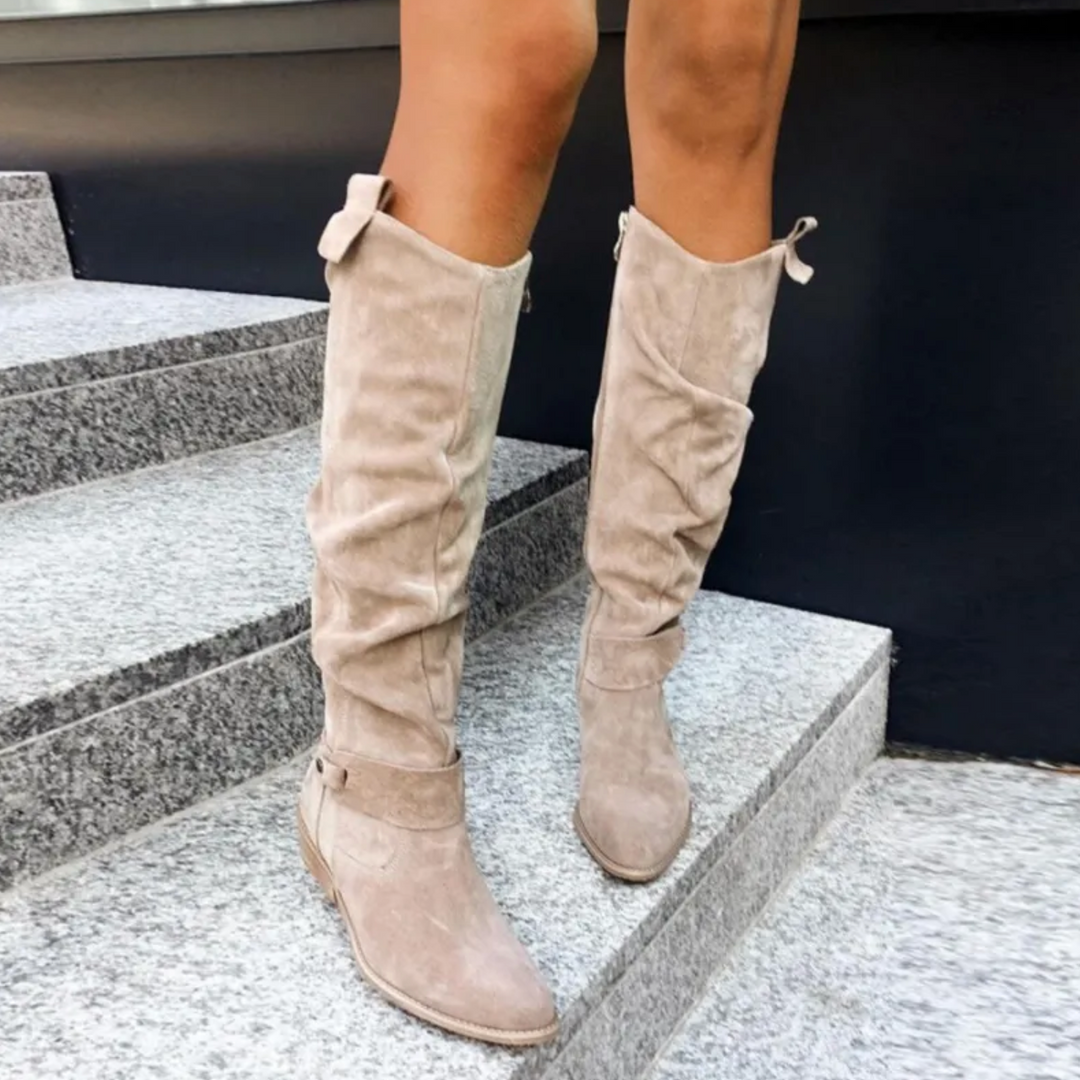 Bottes Céleste à talon pour femme, ligne moderne beige adaptée aux tenues automnales polyvalentes.