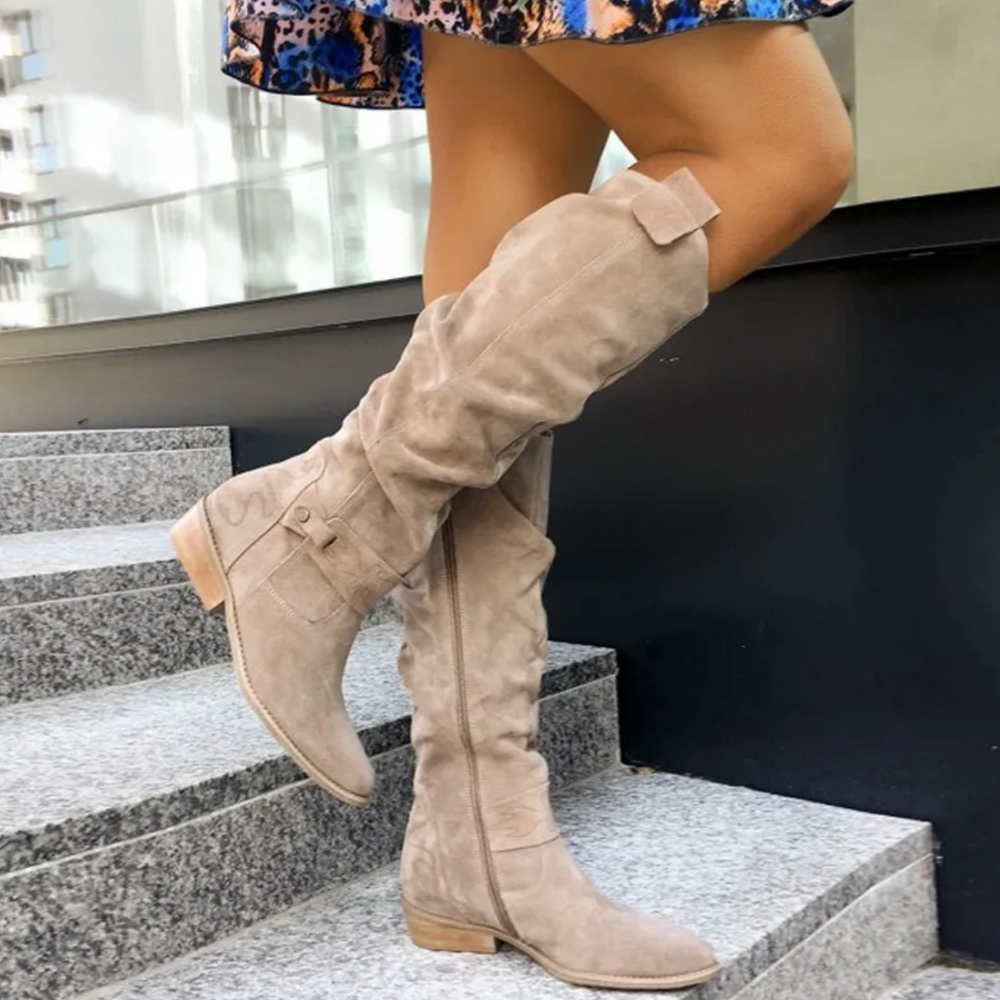 Bottes Céleste à talon pour femme, ligne moderne beige adaptée aux tenues automnales polyvalentes.