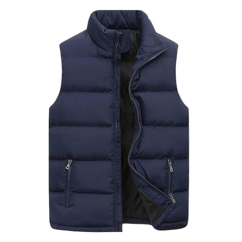 Gilet sans manches matelassé pour homme, de couleur bleu marine, avec une fermeture éclair centrale et des poches latérales zippées. Un choix parfait pour ajouter de la chaleur et du confort tout en conservant une allure élégante.