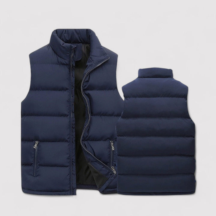 Gilet sans manches pour homme de couleur bleu marine, matelassé, avec une fermeture éclair centrale et des poches latérales zippées. Ce gilet offre un excellent confort tout en apportant chaleur et style.